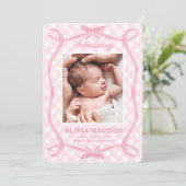 Sweet Pink Gingham Ribbon Bow Geboorteaankondiging Kaart (Staand voorkant)