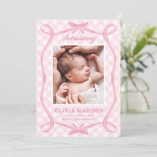 Sweet Pink Gingham Ribbon Bow Geboorteaankondiging Kaart (Staand voorkant)