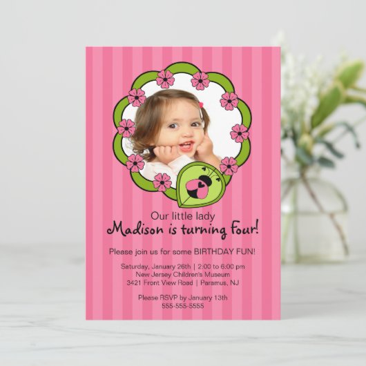 Sweet Pink Ladybug Foto Birthday Uitnodiging (Staand voorkant)