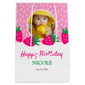 Sweet Pink Schattigee Aardbei Meisje Foto Verjaard Medium Cadeauzakje (Achterkant)