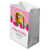 Sweet Pink Schattigee Aardbei Meisje Foto Verjaard Medium Cadeauzakje (Achterkant Gekanteld)