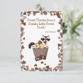 Sweet Raccoon & Chocolate Treat Verjaardag Dank u Bedankkaart (Staand voorkant)