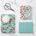 Sweet Red Blue Aardbeien Witte Bloemen Patroon Inpakpapier Vel<br><div class="desc">Rood en blauw aardbeienthema inpakpapier met drie bijpassende aardbeienpatronen: één vel met rode aardbeien, bladeren en witte bloemen tegen een blauwe achtergrond, één vel met veel aardbeien in rood en tinten blauw en blauwgroen, en één turquoise vel met weinig aardbeienzaden ook in blauw en blauwgroen. Perfect inpakpapier vellen voor aardbeien...</div>