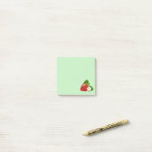 Sweet Red Strawberry op Green Post-it® Notes (Op bureau)