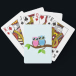 Sweet Romantic Owls Pokerkaarten<br><div class="desc">Deze stijlvolle aangepaste speelkaarten bieden een zoete vectorillustratie van twee uilen die op een boomvertakking zijn aangebracht. Pas uw naam aan met uw trouwdag of een jubileumdatum of een tekst van uw keuze.</div>