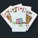 Sweet Romantic Owls Pokerkaarten<br><div class="desc">Deze stijlvolle aangepaste speelkaarten bieden een zoete vectorillustratie van twee uilen die op een boomvertakking zijn aangebracht. Pas uw naam aan met uw trouwdag of een jubileumdatum of een tekst van uw keuze.</div>