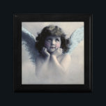 Sweet Rosy Cheeked  Angel in de wolken Cadeaudoosje<br><div class="desc">Een prachtig  ontwerp van een zoete engel met zachte witte vleugels en roze wangen,  die haar gezicht in haar handen houdt. Een vredig en aardig gezicht. De achtergrond is gevuld met zachte etherwolken.</div>