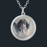 Sweet Rosy Cheeked  Angel in de wolken Zilver Vergulden Ketting<br><div class="desc">Een prachtig  ontwerp van een zoete engel met zachte witte vleugels en roze wangen,  die haar gezicht in haar handen houdt. Een vredig en aardig gezicht. De achtergrond is gevuld met zachte etherwolken.</div>