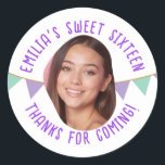 Sweet Sixteen 16th Birthday Custom Photo Banner CL Ronde Sticker<br><div class="desc">Deze feestelijke stickers zijn de perfecte feestgunsten of dankbetuigingen voor het vieren van de 16e verjaardag. Personaliseer met de foto en naam van het verjaardagsmeisje. U kunt ook de kleuren van de tekst en de achtergrond wijzigen.</div>