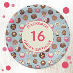 Sweet Sixteen Chocolade Snoep Birthday Papieren Bordje<br><div class="desc">Fantastische chocolade en snoep snoepgoed vol met zoete behandelingen en verleidingen! Ideaal voor een Sweet Sixteen verjaardagsfeestje,  of elke leeftijd. Aanpassen door de naam,  leeftijd en achtergrondkleur te wijzigen.</div>