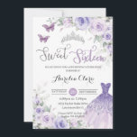 Sweet Sixteen Paarse Floral 16th Birthday Dress Kaart<br><div class="desc">Pas deze prachtige Sweet Sixteen uitnodiging van de Zeertiende van de Zaterdag met eigen formuleringen gemakkelijk en snel aan, druk eenvoudig de pas het knoop aan om de stijl en de plaatsing van de tekst verder te herschikken en te formatteren. Overeenkomende objecten in de winkel! c) De Happy Cat Studio...</div>