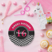 Sweet Sixteen Pink Monogram Chevron Papieren Bordje (Feest)