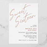 Sweet Sixteen Roos Gold & White Glam 16e Verjaarda Folie Uitnodiging<br><div class="desc">Moderne en coole 16e verjaardagsuitnodigingen met kop "Sweet Sixteen" tekst in rozen gouden folie op een heldere witte achtergrond. Op de achterkant staat een patroon van het woord "zestien" in het coördinerende schrift. Het omgekeerde zijpatroon en de achtergrondkleur kunnen worden gewijzigd met het ontwerpgereedschap.</div>