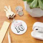 Sweet Sixteen Roze 16th Birthday Party Favor Sleutelhanger<br><div class="desc">Viel je speciale gelegenheid bij met deze lieve 16 verjaardagsgunst. Verander de doopvont en de kleuren van de tekst in uw het houden van. Andere kleuren en patronen zijn beschikbaar. Neem contact met ons op als je iets wilt dat je alleen maar voor je hebt aangepast.</div>