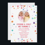 Sweet Sprinkle Kids Birthday Party Foto Kaart<br><div class="desc">Een genderneutrale uitnodiging voor een dubbel verjaardagsfeestje. Helder en kleurrijk met een fotosjabloon om uw uitnodiging echt uniek te maken. Het maakt deel uit van een verjaardagsfeestlevering collectie met bijpassende feestartikelen.</div>