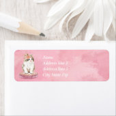 Sweet Tan en White Kitten Zitten op Roze Pillow Etiket (Insitu)