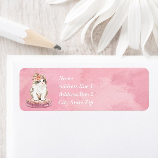 Sweet Tan en White Kitten Zitten op Roze Pillow Etiket (Insitu)