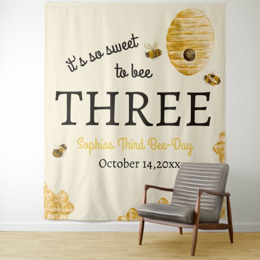 Sweet To Bee Three Third Birthday Bees Honeycomb Wandkleed (In situ)