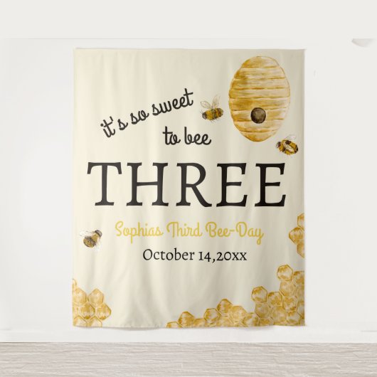 Sweet To Bee Three Third Birthday Bees Honeycomb Wandkleed (Voorkant)