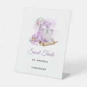 Sweet Treats Paarse bakkerij Reclamebord Met Voetstuk (Voorkant)