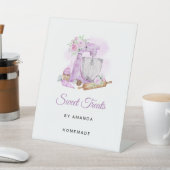 Sweet Treats Paarse bakkerij Reclamebord Met Voetstuk (Insitu)