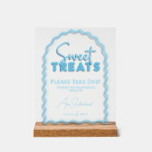 Sweet Treats Wavy Arch Blue Neon Afstudeerfeest Acryl Bord (Voorkant)
