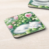 Sweet White Kitten Napping onder een Rozen Struik Bier Onderzetter (Linkerzijde)