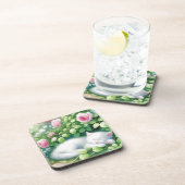 Sweet White Kitten Napping onder een Rozen Struik Bier Onderzetter (Rechterzijde)