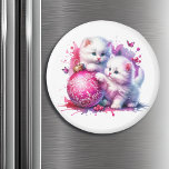 Sweet White Kittens Christmas Magneet<br><div class="desc">kerstmagneet met een roze thema. Twee kleine witte pluizige kittens spelen met een roze sprankelende kerstversiering.</div>