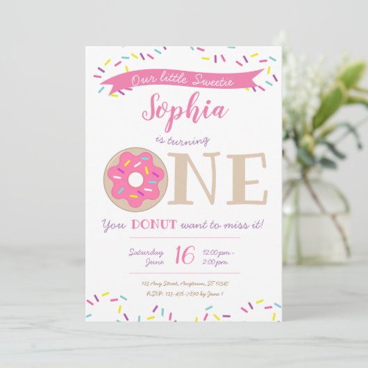 Sweetie Donut Doughnut 1e Verjaardag Uitnodiging (Staand voorkant)