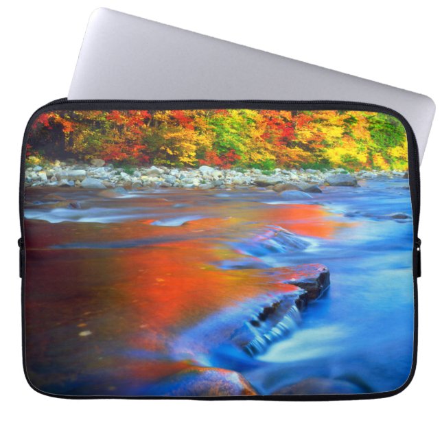 Swift River met herfstkleuren Laptop Sleeve (Voorkant)