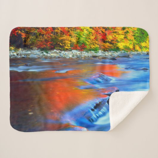 Swift River met herfstkleuren Sherpa Deken (Voorkant (horizontaal))