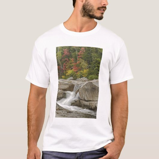 Swift River stroomt door rotsen, Wit T-shirt (Voorkant)
