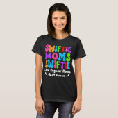 Swiftie Moms Club, zoals gewone mam gewoon koeler T-shirt (Voorkant volledig)