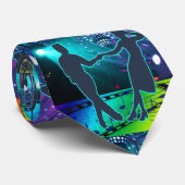 Swing danspaar op verlichte dansvloer stropdas (Opgerold)