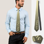 Swing muzikant danser stijl elegant goud stropdas<br><div class="desc">Dit stijlvolle aangepaste stropdas toont het woord "swing" in lichtgeel tegen een goudbruine gradiënt achtergrond. Ideaal voor mannen die swingmuziek of dans waarderen, kan deze klassieke zwarte stropdas een verfijnd accessoire zijn voor toegewijde swing dansers of een gecoördineerd stuk voor muzikanten in een (grote) band of swing orkest. Het is...</div>