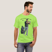 Swingende software-engineer die golf speelt URM T-shirt (Voorkant volledig)