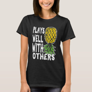 Swinger Koppels Spelen Goed Met Anderen Onderstebo T-shirt