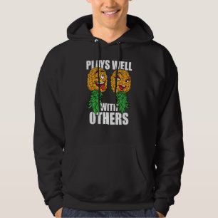 Swinger speelt goed met anderen onderaan Pineapp Hoodie
