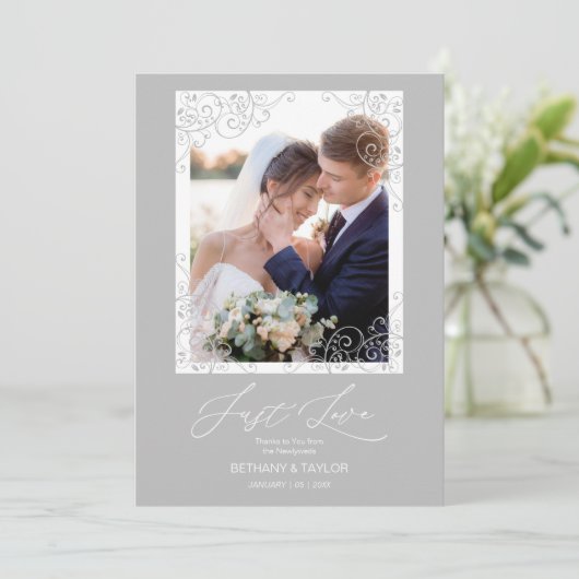 Swirly Flourish Grey Ornament Photo Newlyweds Bedankkaart (Staand voorkant)