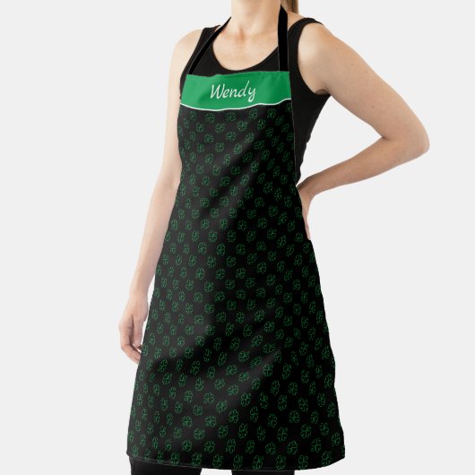 Swirly Green Shamrock Polka Patroon op zwart Schort (Insitu)