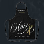 Swirly Hair & Gold Scissors Salon Naam van de werk Schort<br><div class="desc">Zwart haar stylist schort met wit en goudkleurige details. Haar is geschreven over de onderste helft van het schort in een wervelend wit script naast een schaar. Voeg de naam van uw medewerkers toe!</div>