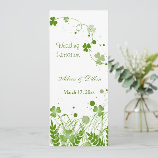 Swirly Ierse shamrock in een weide Bruiloft Kaart (Staand voorkant)