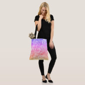 Swirly Paarse Roze Perzik Geel Satiny Marble Look Tote Bag (Op model)