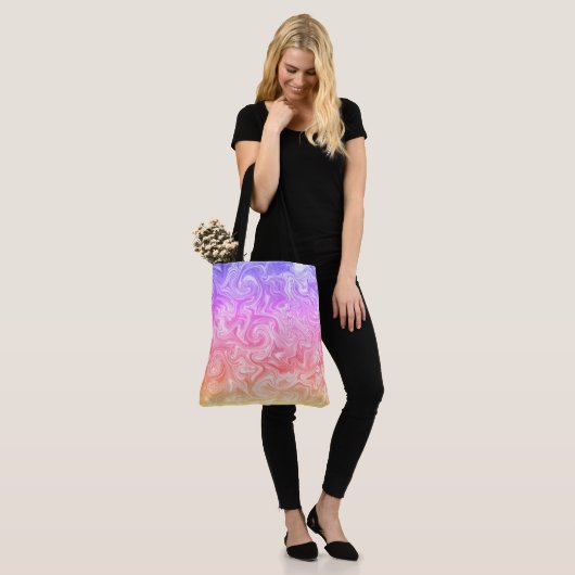 Swirly Paarse Roze Perzik Geel Satiny Marble Look Tote Bag (Op model)