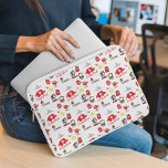 Swiss Souvenirs Pattern Laptop Sleeve<br><div class="desc">Introductie van onze Zwitserse Souvenirs Pattern iPad Cover. Een stijlvol en praktisch accessoire dat uw iPad beschermt en tegelijkertijd uw liefde voor Zwitserland laat zien! Het sleeve bevat kleurrijke illustraties die geïnspireerd zijn door Zwitserse pictogrammen, zoals de Matterhorn, de Zwitserse kaart, de Lucerne Chapel Bridge, het Zwitserse legernife en de...</div>