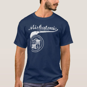 Swoosh Miskatonic University shirt over donker