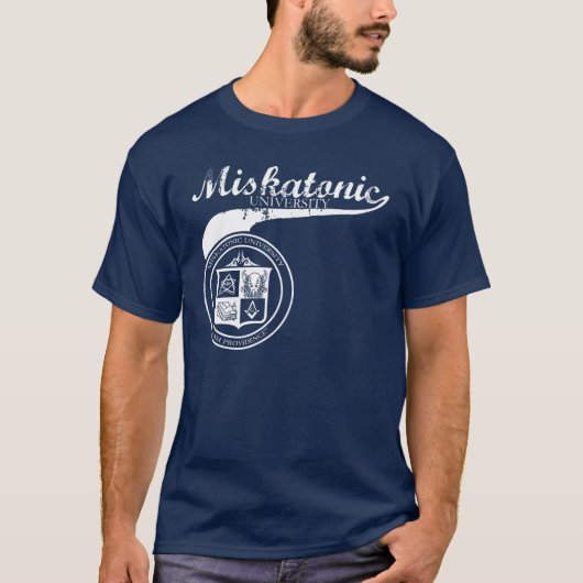 Swoosh Miskatonic University shirt over donker (Voorkant)