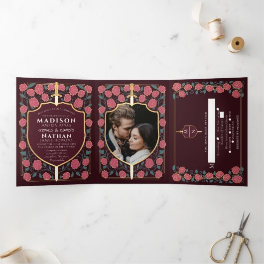 Sword & Shield Medieval Fantasy Monogram Weddensch Drieluik Uitnodiging (Binnen)