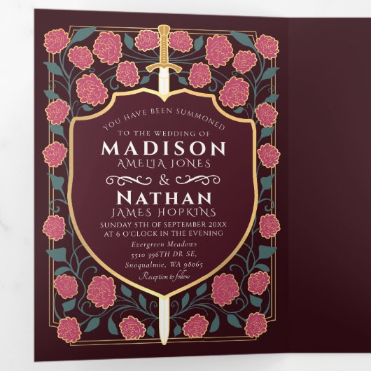 Sword & Shield Medieval Fantasy Monogram Weddensch Drieluik Uitnodiging (Binnenzijde eerst)